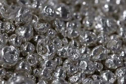 Các nhà sản xuất tấm pin mặt trời gặp khó vì thiếu bạc