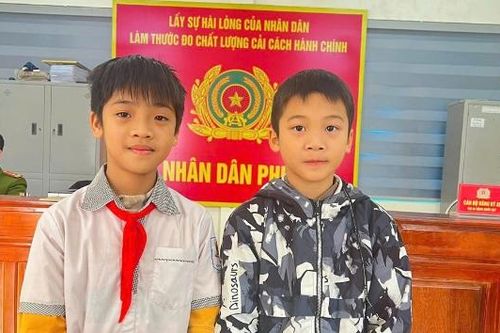Hai học sinh nhặt được của rơi, trả lại người đánh mất