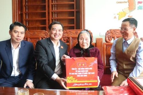 Trưởng Ban Nội chính Tỉnh ủy Vũ Trí Hải thăm, tặng quà người cao tuổi và gia đình người có công tại xã Tam Đa