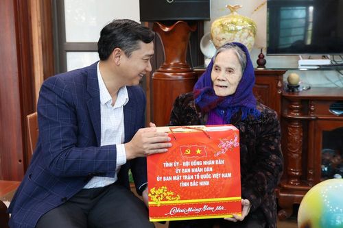 Phó Bí thư Tỉnh ủy, Chủ tịch HĐND tỉnh Nguyễn Việt Oanh thăm, tặng quà nhân dịp Tết Nguyên đán