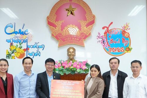 Phường Quảng Phú hỗ trợ người dân khó khăn xã Trà My 30 triệu đồng