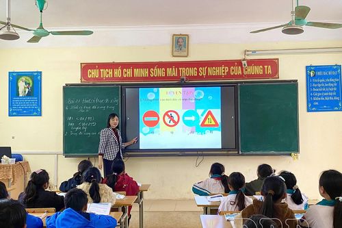 Ở lại núi rừng giữ lửa tri thức