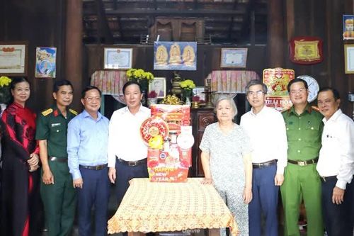 Chủ tịch UBND tỉnh Nguyễn Văn Út thăm, chúc Tết các Mẹ Việt Nam anh hùng