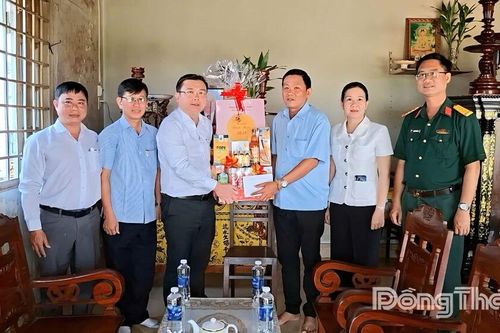 Lãnh đạo Tỉnh ủy Đồng Tháp thăm, tặng quà gia đình cách mạng tại xã Tân Hòa