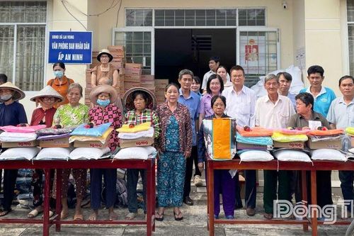Xã Lai Vung: Trao 150 phần quà tết cho hộ nghèo, hộ cận nghèo