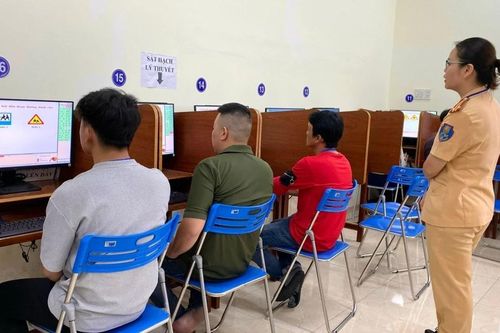 Cảnh sát giao thông Gia Lai dành 2 buổi/tuần để kiểm tra kiến thức phục hồi điểm bằng lái