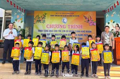 Trao 200 suất quà Tết cho trẻ em có hoàn cảnh khó khăn tại xã Mỹ Sơn