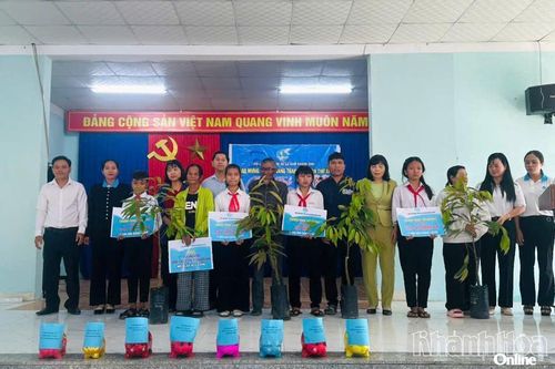 Hội Liên hiệp Phụ nữ xã Nam Khánh Vĩnh tổ chức chương trình 'Mẹ đỡ đầu – Yêu thương sẻ chia'