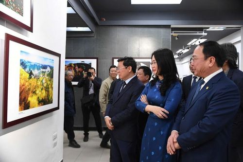 Khai mạc Triển lãm ảnh 'Mừng Đảng, Mừng Xuân và Chào mừng thành công Đại hội lần thứ XIV của Đảng'