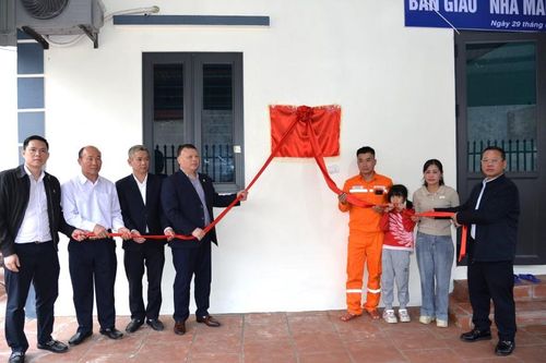 Bàn giao 'Mái ấm Công đoàn' cho đoàn viên có hoàn cảnh khó khăn tại xã Hữu Lũng