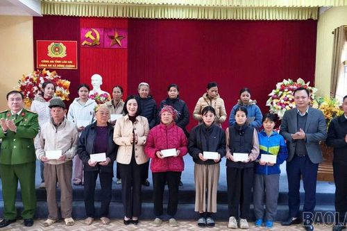Đảng ủy Các cơ quan Đảng tỉnh thăm, tặng quà Tết cho Nhân dân xã Đông Cuông