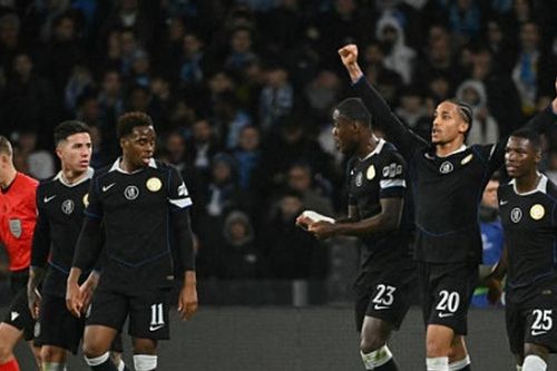 Chelsea ngược dòng kịch tính hạ Napoli 3-2 để giành vé vào vòng knock-out Champions League
