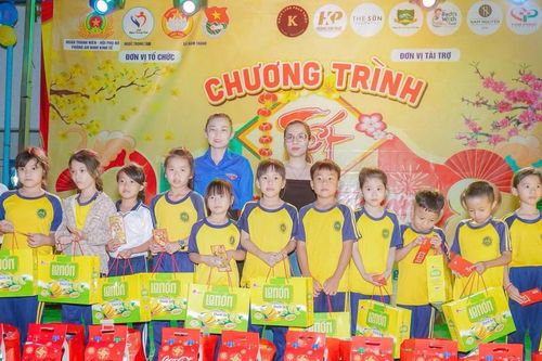 'Tết về trao yêu thương' mang Xuân ấm đến xã Nam Thành