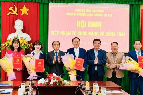 Đảng ủy phường Xuân Hương - Đà Lạt tiếp nhận 5 tổ chức Đảng ngành ngân hàng