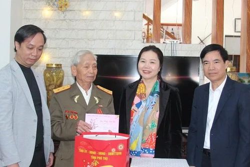 Đồng chí Bùi Thị Minh thăm, tặng quà gia đình người có công tại xã Thịnh Minh