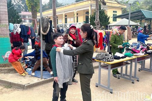 Tặng quà cho học sinh vùng khó khăn xã Cao Sơn