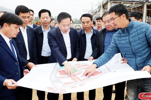 Thường trực Tỉnh ủy kiểm tra tiến độ các công trình, dự án trên địa bàn các xã Chiềng Khoong, Sông Mã