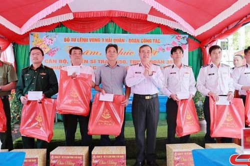 Thăm, chúc Tết quân dân đặc khu Lý Sơn (tỉnh Quảng Ngãi)