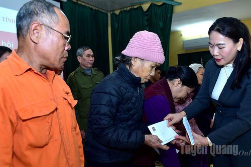 Phó Bí thư Thường trực Đảng ủy UBND tỉnh Nông Thị Bích Huệ tặng quà Tết cho hộ nghèo, gia đình chính sách tại Yên Nguyên, Bình Xa và Thái Sơn