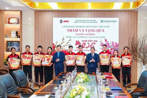Chủ tịch HĐTV Vinachem Phùng Quang Hiệp thăm, chúc Tết và tặng quà người lao động DRC