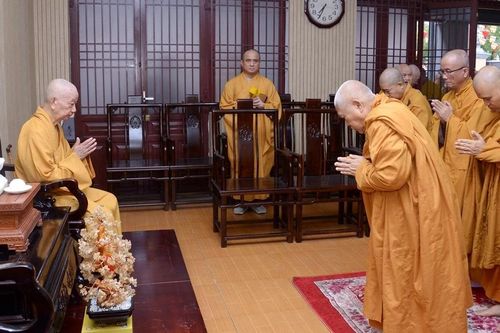 Hòa thượng Thích Giác Toàn và đại diện Thường trực các Ban, Viện Trung ương khánh tuế Đức Pháp chủ GHPGVN