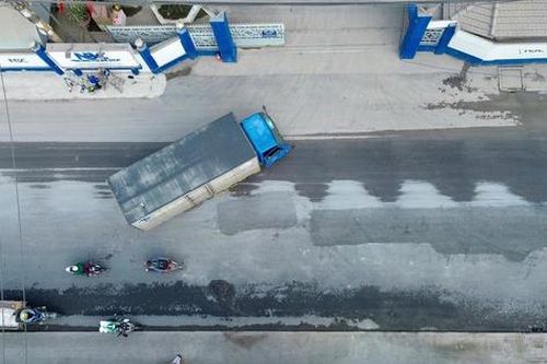 Sau phản ánh của Báo Xây dựng, đường vào Cảng Tân Thuận được sửa chữa, lưu thông an toàn