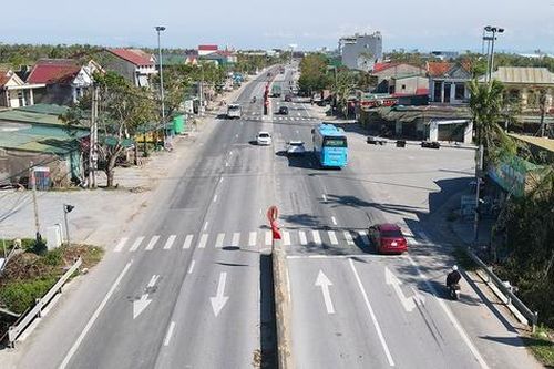 Khắc phục hậu quả bão lũ, Hà Tĩnh sửa chữa 84 cụm đèn tín hiệu giao thông