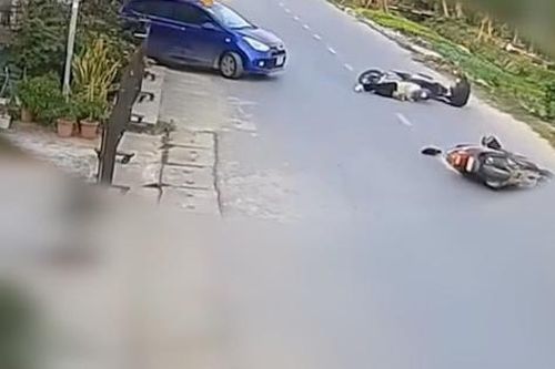 Ô tô bất ngờ từ ngõ nhỏ lao ra, người đi xe máy phanh gấp, ngã liên hoàn