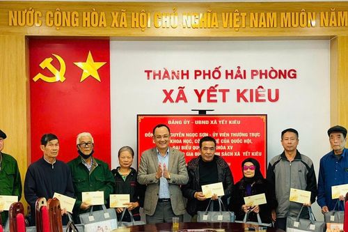 Đại biểu Quốc hội thăm, tặng quà đối tượng chính sách tại Hải Phòng