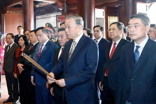 Tổng Bí thư Tô Lâm dâng hương tưởng nhớ Chủ tịch Hồ Chí Minh