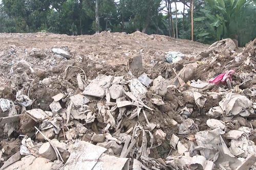 Đường dây đổ trộm chất thải xây dựng trên đất nông nghiệp