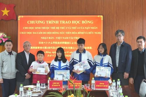 Trao học bổng cho học sinh bị ảnh hưởng nạn nhân chất độc da cam