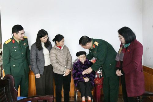 Đoàn công tác Bộ Tư lệnh Quân khu 1 thăm, tặng quà chúc Tết Mẹ Việt Nam Anh hùng Ngô Thị Khuya