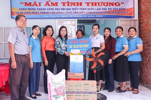Trao mái ấm, tiếp thêm niềm tin cho phụ nữ khó khăn