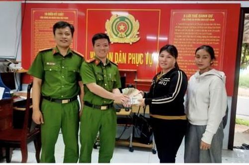 Chị chủ tiệm tạp hóa nhặt được số tài sản lớn, liền giao nộp Công an để trả lại người đánh rơi