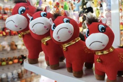 Trung Quốc: Thú nhồi bông 'ngựa mặt buồn' được săn đón dịp Tết Nguyên đán