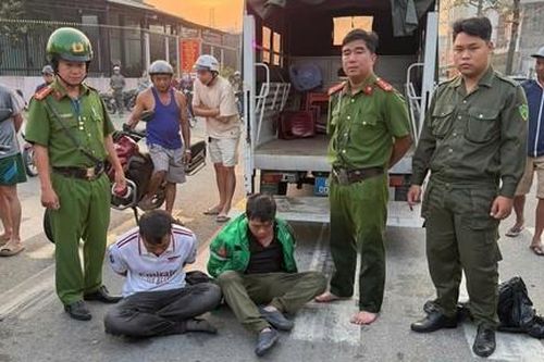 Tổ 363 Công an phường Bình Dương truy đuổi trong đêm bắt 2 'cẩu tặc', thu nhiều tang vật