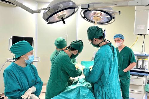 Ca mổ thần tốc 40 phút cứu cụ bà 101 tuổi