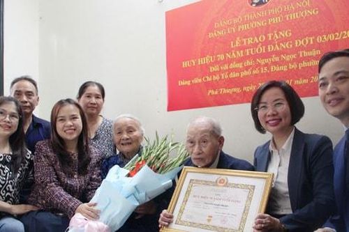Trao Huy hiệu 70 năm tuổi Đảng tặng đảng viên lão thành Nguyễn Ngọc Thuận