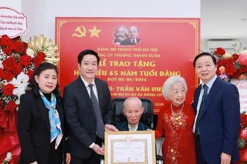 Phường Thanh Xuân: Trao Huy hiệu 65 năm tuổi Đảng tặng đảng viên lão thành Trần Văn Huỳnh