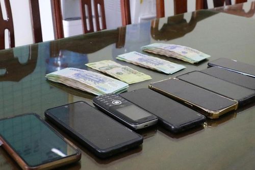 Đột kích 'lô cốt' trong nhà dân, bắt 12 đối tượng đánh bạc chuyên nghiệp