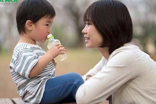 Nuôi dạy con không phải lúc nào cũng ôm chặt: 3 thời điểm cha mẹ nên buông tay