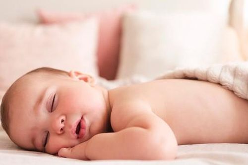 Trẻ sơ sinh ngủ ngáy, khò khè khi nào là bình thường, khi nào là bệnh lý?
