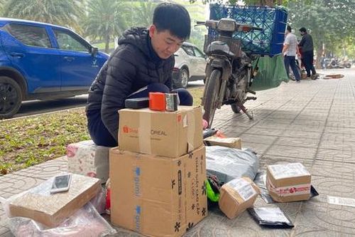 Shipper hối hả mưu sinh ngày giáp Tết