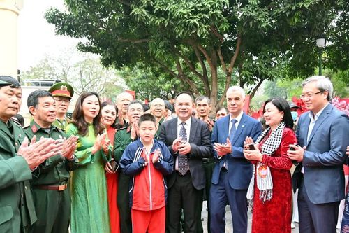 Giám đốc Công an Hà Nội chung vui ngày hội 'Tết sum vầy' với nhân dân phường Nghĩa Đô