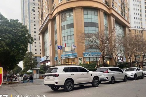 Ô tô dừng đỗ lấn chiếm lòng đường nhiều tuyến phố