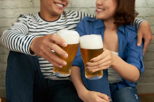 Gặp dấu hiệu này trên bàn nhậu, bác sĩ khuyên dừng uống ngay