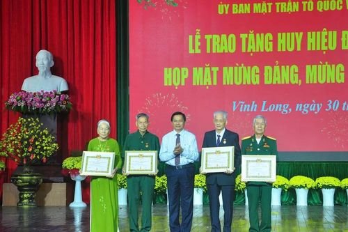 Vĩnh Long họp mặt mừng Đảng, mừng Xuân Bính Ngọ và trao tặng Huy hiệu Đảng