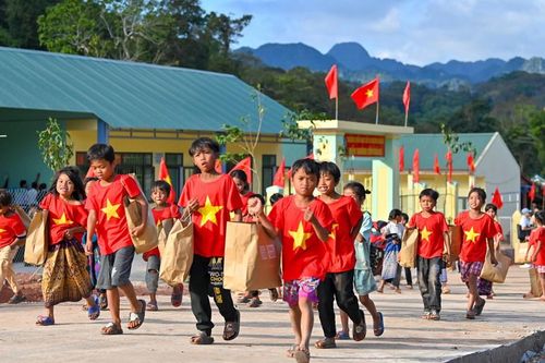 Từ lớp học ghép ván đến mái trường kiên cố