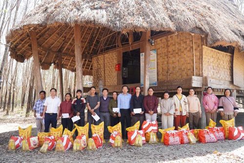 Sở Công thương Quảng Ngãi trao 300 triệu đồng quà Tết cho người dân vùng thiên tai